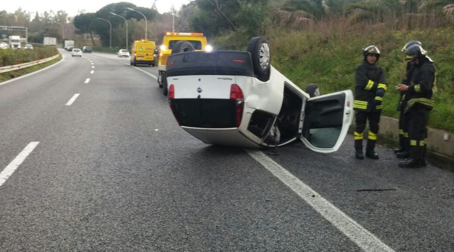 A18, auto si ribalta vicino allo svincolo di Giarre: feriti due turisti spagnoli