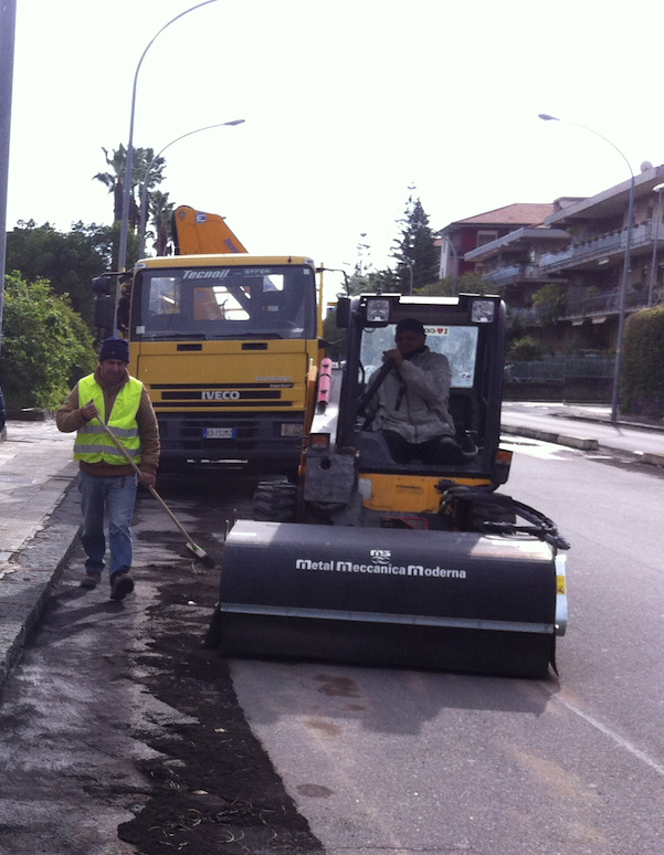 Riposto, raccolta e pulizia cenere vulcanica: scatta la seconda fase