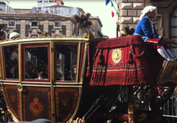 Catania, prima del passaggio della carrozza del Senato, cadono calcinacci in via Etnea