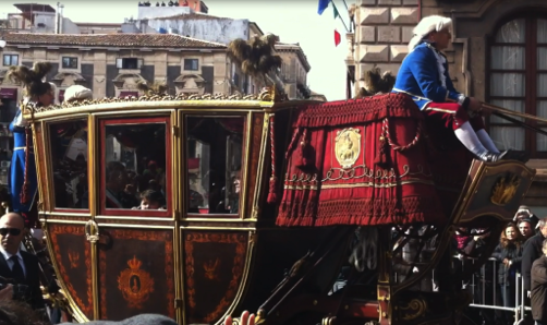 Catania, prima del passaggio della carrozza del Senato, cadono calcinacci in via Etnea