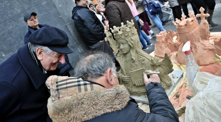 Festa di Sant’Agata, ceri accesi e bancarelle ambulanti ovunque. E le ordinanze?