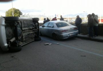 Riposto, auto capota, conducente liberata dai vigili del fuoco