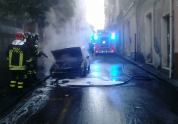 Giarre, auto in fase di marcia prende fuoco. Intervengono i vigili del fuoco