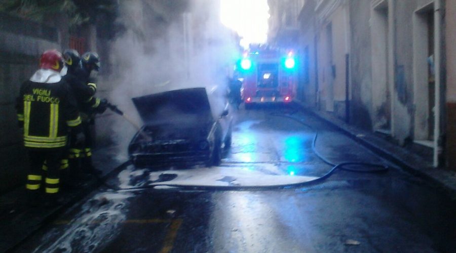 Giarre, auto in fase di marcia prende fuoco. Intervengono i vigili del fuoco