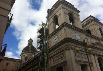 Crollo calcinacci del Duomo di Giarre VIDEO