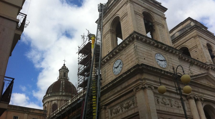 Crollo calcinacci del Duomo di Giarre VIDEO