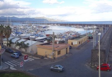 Riposto, pescatori di frodo tentano di arrotare un marinaio. Un arresto e due denunce