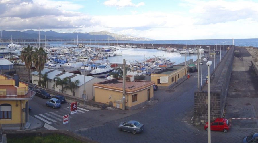 Riposto, pescatori di frodo tentano di arrotare un marinaio. Un arresto e due denunce