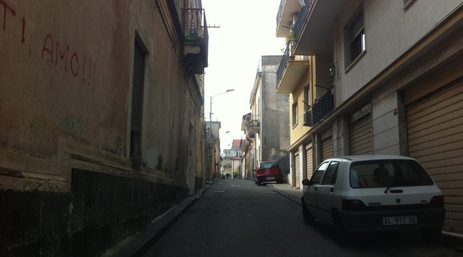 Giarre, “Aiuto, mi sta uccidendo”. Un arresto