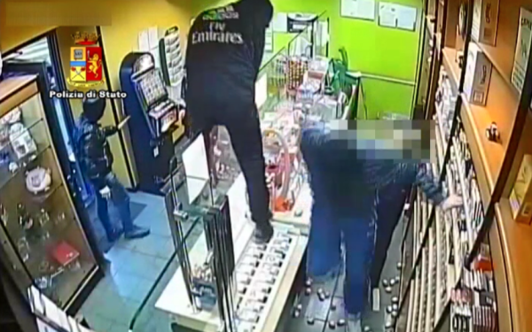 Catania, rapinano tabacchi: arrestati in 2. Ricercato terzo complice