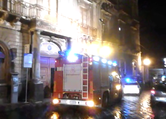 Riposto, rischio incendio per un palo della pubblica illuminazione: intervengono i vigili del fuoco