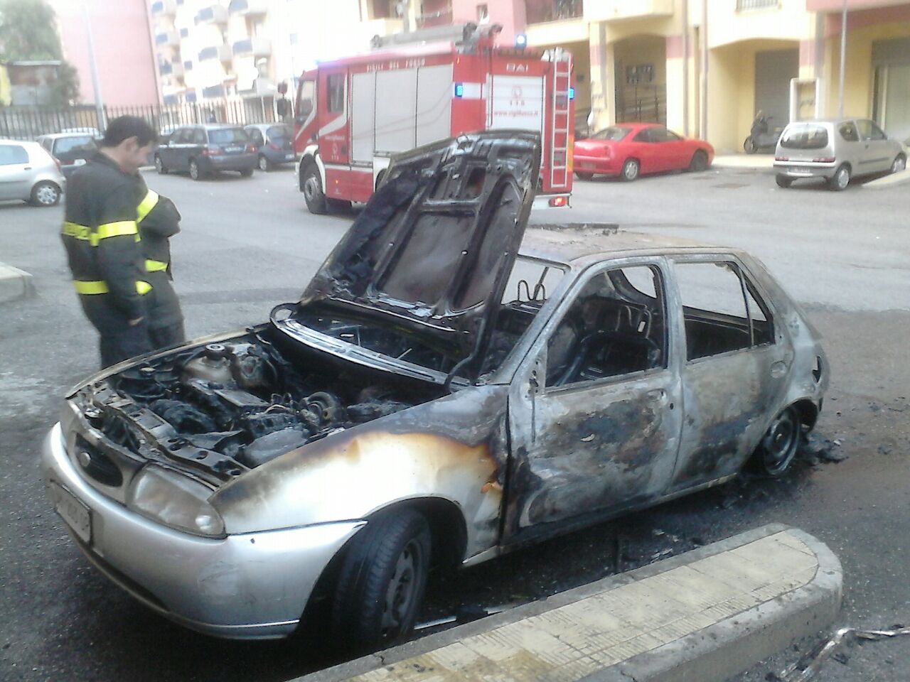 Giarre, torna l’emergenza incendi auto: quattro roghi in 24 ore