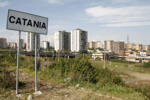 Catania, controlli a tappeto a Librino: reati ambientali e occupazione illegale di edifici