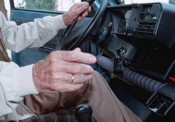 Pensionato investe madre e figlio e fugge via. Denunciato