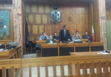 Giarre: il buco, il sindaco e l&rsquo;aula semivuota