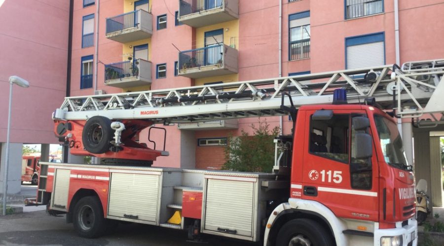 Giarre, cede intonaco ballatoi in via Romagna: intervengono i Vigili del fuoco