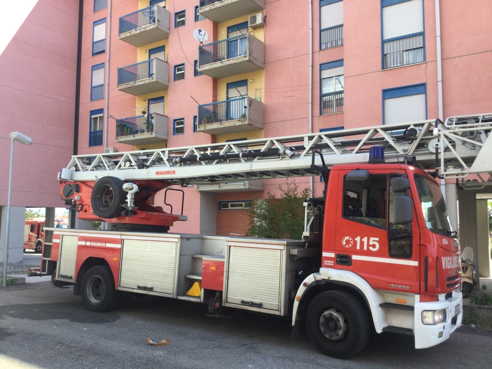 Giarre, cede intonaco ballatoi in via Romagna: intervengono i Vigili del fuoco