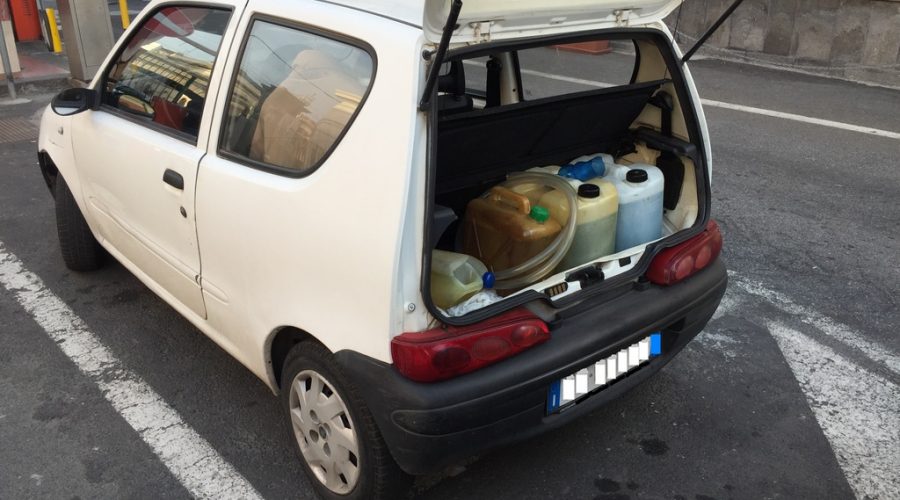 Catania, auto bloccata al porto con taniche di benzina di dubbia provenienza