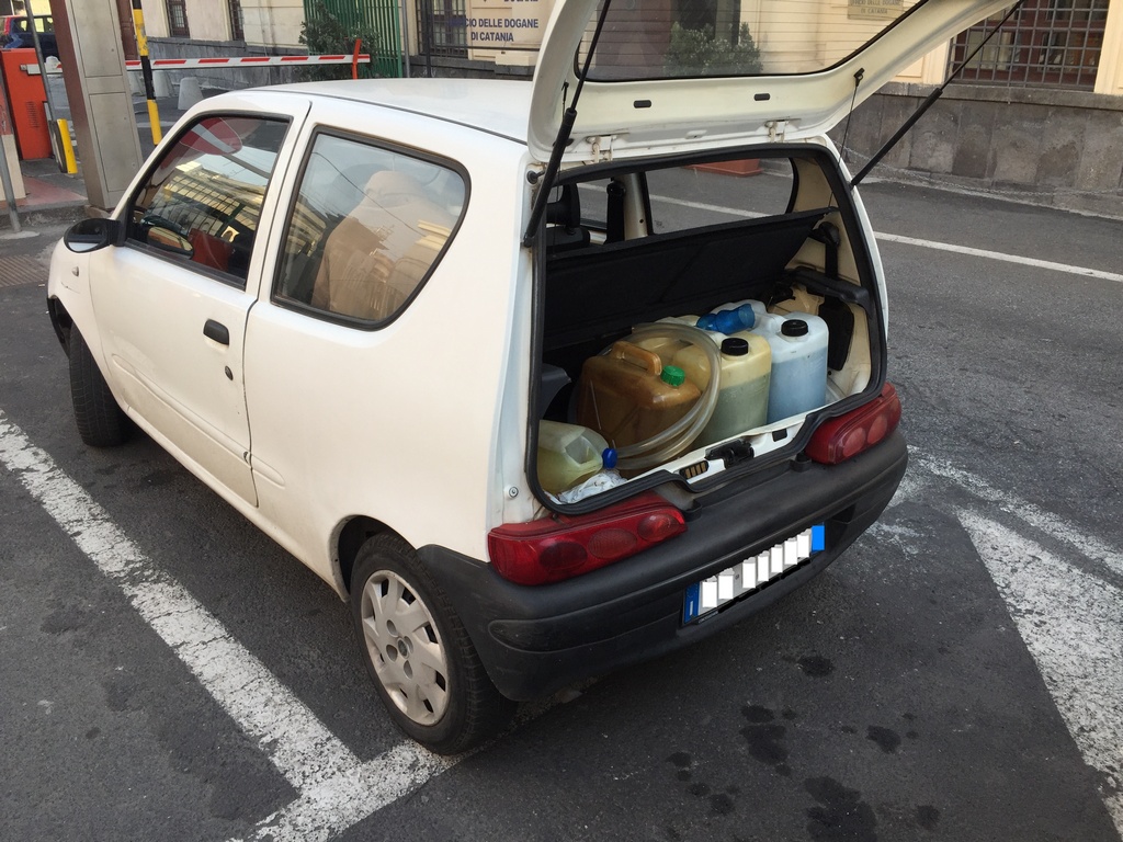 Catania, auto bloccata al porto con taniche di benzina di dubbia provenienza