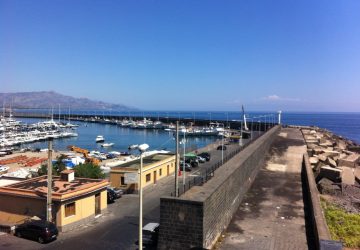 Riposto, dal porto alle isole Eolie in catamarano in sole due ore