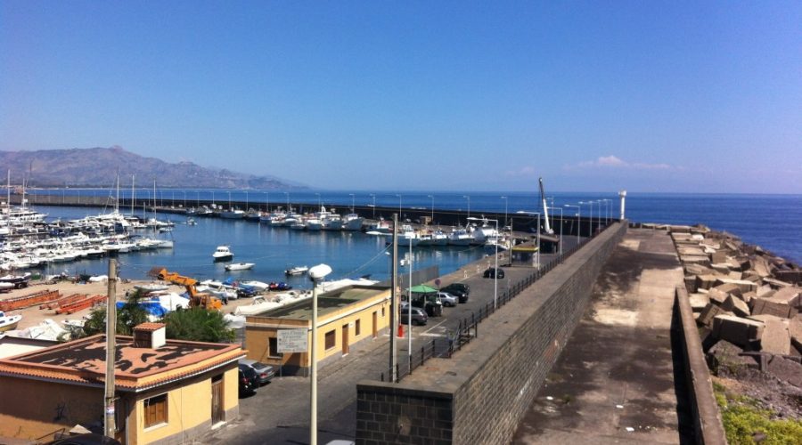 Riposto, dal porto alle isole Eolie in catamarano in sole due ore