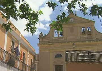 Per evitare i carabinieri si lancia dal balcone. Grave