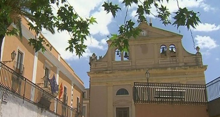 Per evitare i carabinieri si lancia dal balcone. Grave