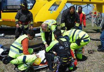 Colto da infarto in cima ad una pala eolica. Salvataggio spettacolare VIDEO