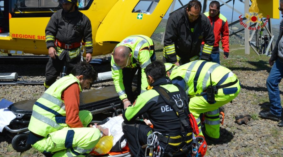 Colto da infarto in cima ad una pala eolica. Salvataggio spettacolare VIDEO