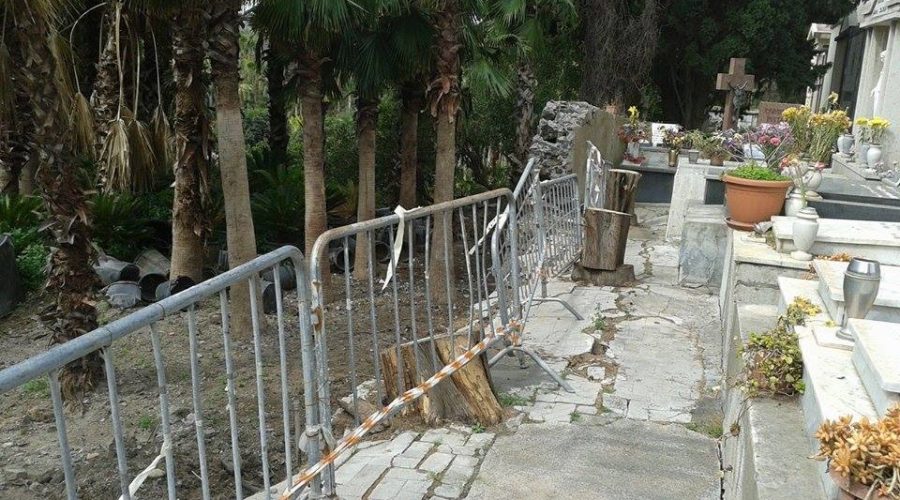 Aci Castello: cimitero con le transenne. Protestano i cittadini