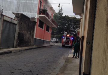 Riposto, principio di incendio in una palazzina di via Cavour
