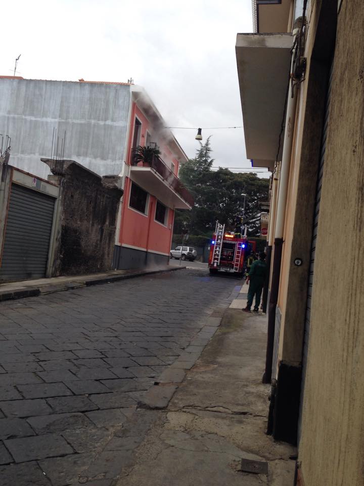 Riposto, principio di incendio in una palazzina di via Cavour
