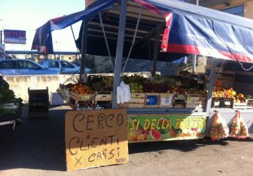 Ambulante perde le staffe e picchia due dipendenti comunali. Denunciato