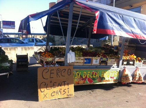 Ambulante perde le staffe e picchia due dipendenti comunali. Denunciato