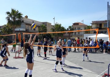 Fiumefreddo, festa dello sport in piazza con il mini volley