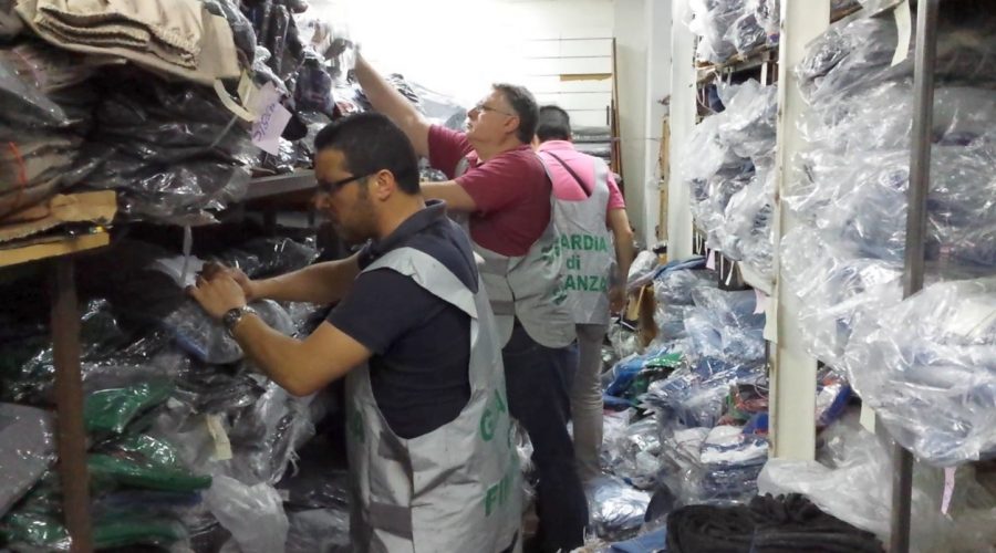 Catania, sequestrati oltre 14.000 articoli di abbigliamento contraffatto. Denunciato imprenditore