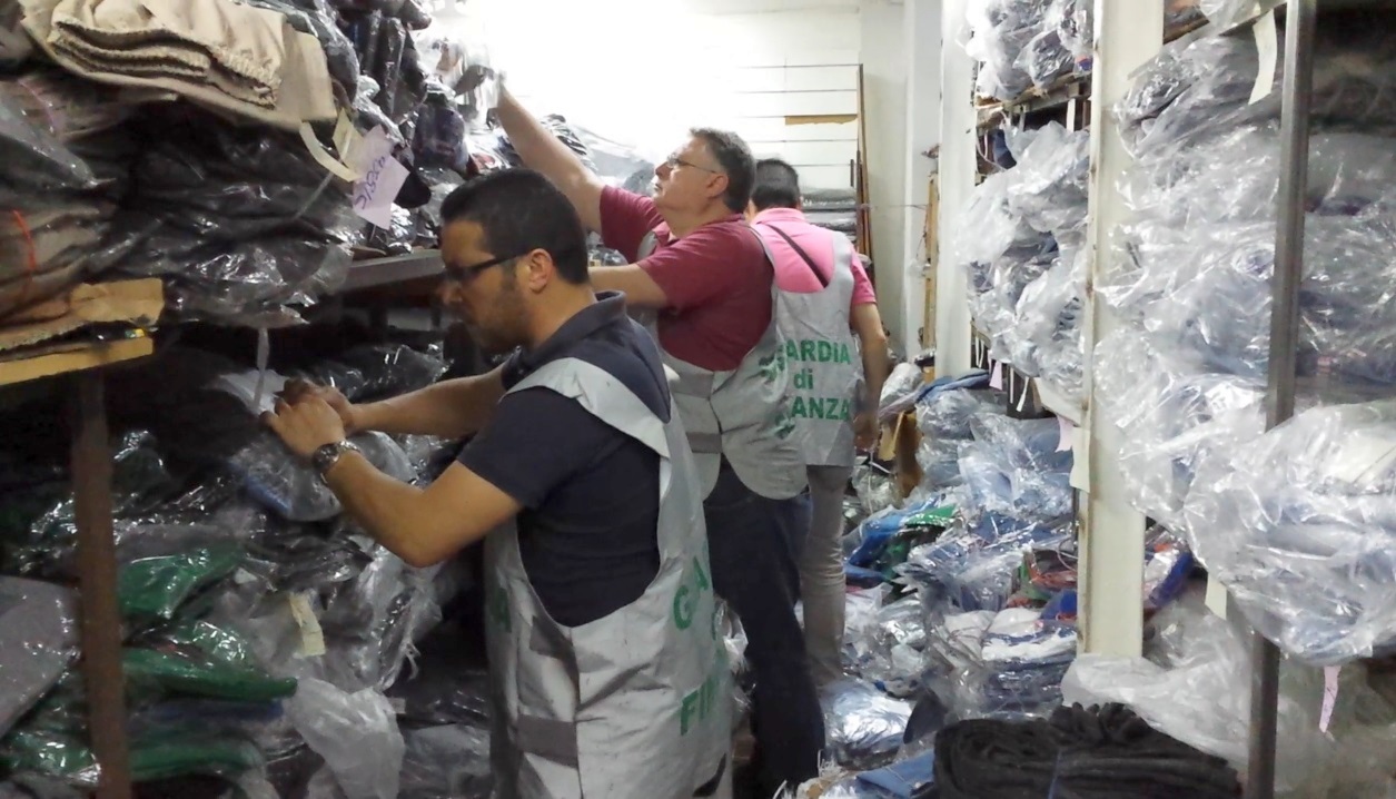 Catania, sequestrati oltre 14.000 articoli di abbigliamento contraffatto. Denunciato imprenditore