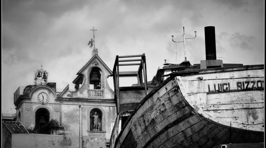 Aci Trezza, negozio assediato dai topi di fogna