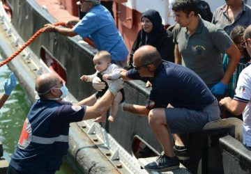 In arrivo a Catania il barcone della morte