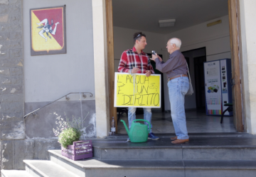 Valverde, manca l&rsquo;acqua: si incatena per protesta