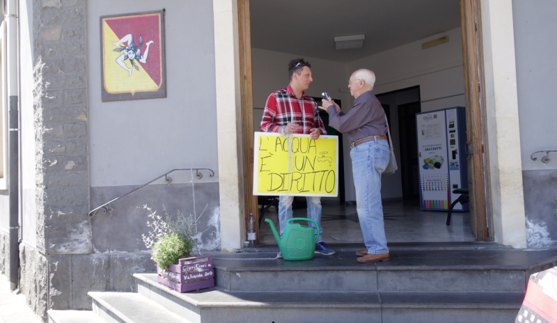 Valverde, manca l’acqua: si incatena per protesta