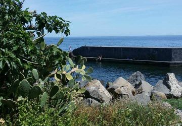 Aci Trezza: in attesa del collettore, altra domenica con il fetore di fogna