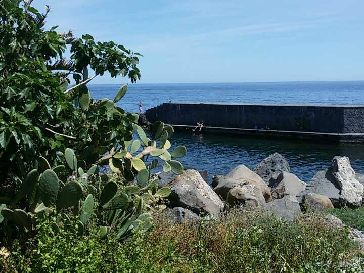 Aci Trezza: in attesa del collettore, altra domenica con il fetore di fogna
