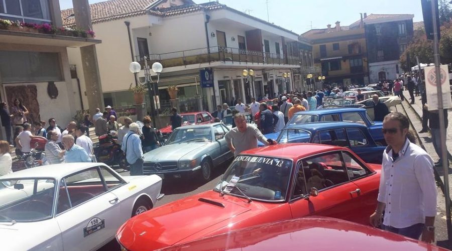 Trecastagni, auto d’epoca in piazza