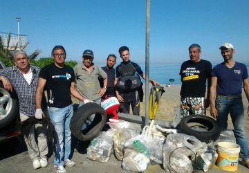 I volontari ripuliscono la spiaggia di Fondachello