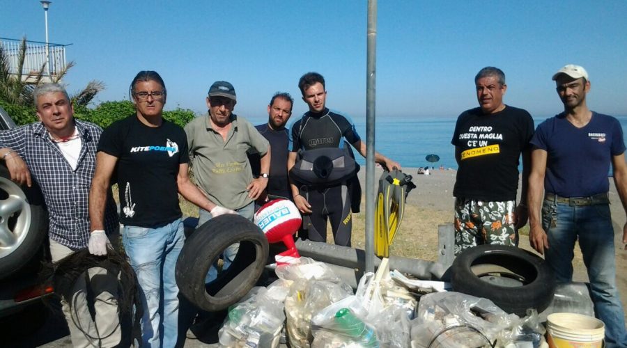 I volontari ripuliscono la spiaggia di Fondachello