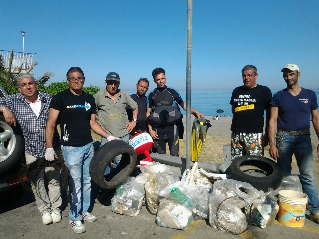 I volontari ripuliscono la spiaggia di Fondachello