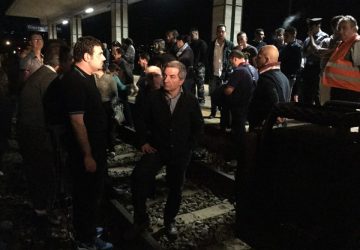 Morte in ospedale, bloccati i treni