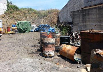 Aci S. Antonio: brucia rifiuti speciali. Arrestato