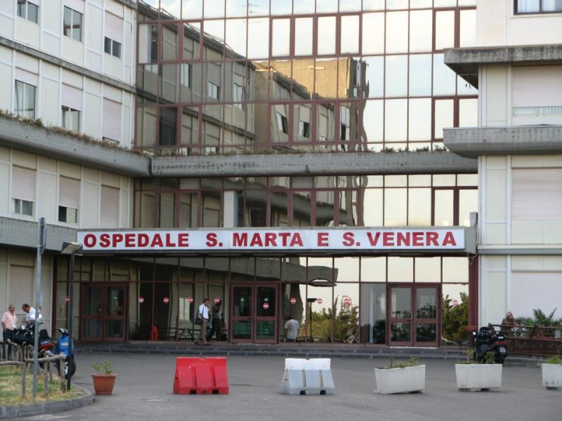 Ospedale di Acireale, arrestati due addetti allo sportello ticket: avrebbero rubato oltre 500.000 euro